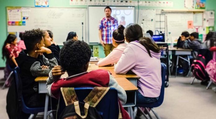 Uno studio mostra che i bambini più grandi della classe sono anche i più popolari