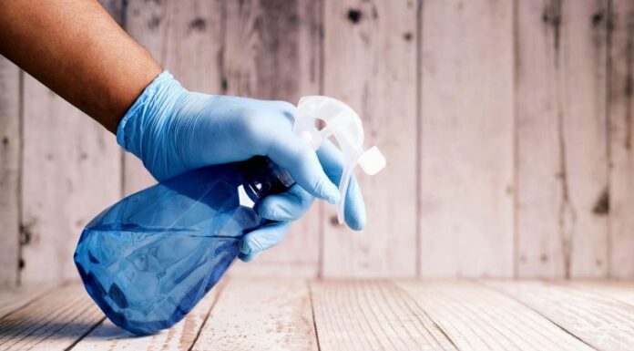 Litigare sulle peggiori faccende domestiche? Questi 7 suggerimenti ti aiuteranno a dividerli equamente