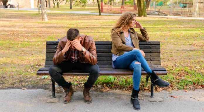 Una nuova ricerca mostra che un maggiore uso di “io” e “noi” può essere un segnale di allarme di una rottura